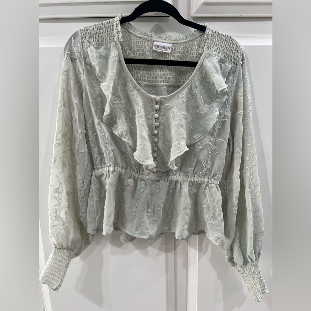 Shyanne size M cute, western embroidered and smocking details long sleeve top